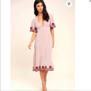 Lulu’s light mauve embroidered midi dress